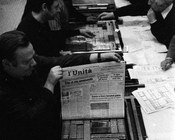 Il tipografo tira la bozza della prima pagina del 15 febbraio 1980, al suo fianco grafici e giornalisti. Stabilimento Tipografico G.A.T.E., Roma, 15 febbraio 1980