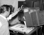 Macchina fotografica per riprodurre le pagine del quotidiano. Stabilimento Tipografico G.A.T.E., Roma, gennaio 1957