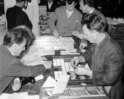 Redattori e tipografi all’impaginazione. Stabilimento Tipografico G.A.T.E. Roma, aprile 1957