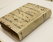 Mahazor di rito sefardita | legatura di reimpiego in pergamena da corale in notazione quadrata