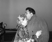 Federico Fellini saluta Giulietta Masina in partenza per Los Angeles per la candidatura all’Oscar del film «Le notti di Cabiria». Roma, 24.3.1958 