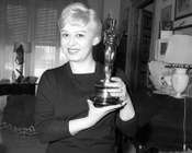 Giulietta Masina con il premio Oscar per il miglior film straniero per il film «La strada». Roma, aprile 1958