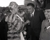 Anita Ekberg e Federico Fellini in viale Shakespeare al quartiere Eur pochi giorni prima dell’inizio delle riprese di «Le tentazioni del dottor Antonio» episodio del film «Boccaccio ’70». Roma, 29.5.1961 