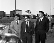 Carlo Ponti, Ennio Flaiano e Federico Fellini in viale Shakespeare al quartiere Eur pochi giorni prima dell’inizio delle riprese di «Le tentazioni del dottor Antonio» episodio del film «Boccaccio ’70». Roma, 29.5.1961 