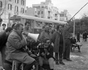 Federico Fellini dirige gli attori durante le riprese del film «I clowns». Stazione San Pietro - Roma, 18.3.1970 