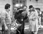 Federico Fellini dirige gli attori durante le riprese del film «I clowns». Stazione San Pietro - Roma, 18.3.1970 