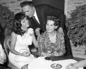 Federico Fellini e Giulietta Masina assieme agli ospiti della festa in occasione della consegna dell’Oscar per il film «8 ½». Teatro di posa Safa-Palatino al Celio - Roma, 26.4.1964