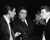 Federico Fellini durante le riprese di «Un’ora (e ½) con il regista di 8 ½» di Sergio Zavoli. Roma, 5.4.1964 