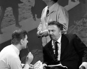 Federico Fellini e Sergio Zavoli durante le riprese di «Un’ora (e ½) con il regista di 8 ½». Roma, 5.4.1964