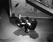 Federico Fellini e Sergio Zavoli durante le riprese di «Un’ora (e ½) con il regista di 8 ½». Roma, 5.4.1964 