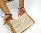 Aula IV del Museo di Palazzo Poggi: allestimento della mostra "Il primo profumo"