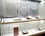 Atrio dell'Aula Magna della Biblioteca Universitaria di Bologna: percorso espositivo della mostra "L'oro dei filosofi"