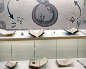 Atrio dell'Aula Magna della Biblioteca Universitaria di Bologna: percorso espositivo della mostra "L'oro dei filosofi"
