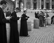 Tre giovani seminaristi in preghiera a Piazza San Pietro mentre attendono notizie sullo stato di salute di Papa Giovanni XXIII. Roma, 2 giugno 1963 