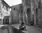Bambino in via dell'Atleta a Trastevere. Roma, 20 giugno 1956 