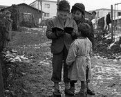Bambini nella borgata di Primavalle. Roma, 28 dicembre 1955 
