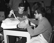 Centro di primo soccorso per il restauro del materiale librario della Biblioteca Nazionale di Firenze danneggiato durante l'alluvione. Roma, 22 novembre 1966 