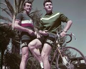 Louison Bobet, campione francese vincitore di tre edizioni del Tour de France e di una edizione dei Campionati mondiali, e il fratello minore Jean Bobet ai Campionati del mondo di ciclismo su strada del 1955 a Frascati. Agosto, 1955