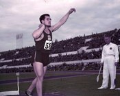 Gara di getto del peso di atleta francese ai Campionati d’Italia di atletica leggera allo Stadio Olimpico di Roma (1° edizione per le Olimpiadi 1960). Roma, 28-30 settembre 1956