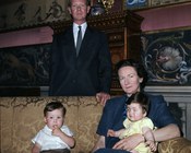 Orietta Doria Pamphilj, di famiglia principesca romana di estrazione genovese, il marito Frank George Wignall Pogson, ufficiale inglese della Royal Navy, e i figli Jonathan e Gesine. Roma, 1962