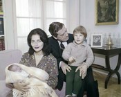 L'attrice Marina Berti con il marito cineasta Claudio Gora e i figli. Roma, 9 settembre 1963