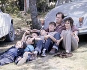 L’attore Enrico Maria Salerno con la moglie Fioretta Pierella e i figli. Tuscania, 13 agosto 1963