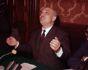 Amintore Fanfani, presidente del Consiglio dei Ministri, alla conferenza stampa che segue le riunioni consiliari sulle questioni legate al mercato comune europeo. Roma, 12 novembre 1958