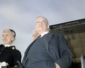 Il segretario di Stato nella presidenza Eisenhower John Foster Dulles e l’ambasciatrice statunitense Clare Boothe Luce, in arrivo a Roma in occasione della morte di Papa Pio XII e dell’elezione di Papa Giovanni XXIII. Roma, ottobre 1958
