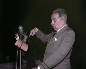 Luigi Longo durante un comizio all’8° Congresso nazionale del Partito Comunista Italiano. Roma, 8 dicembre 1956