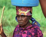 Ph. Luciano Nadalini | Anziana donna al campo profughi di Caxito, Angola, marzo 1999