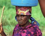 Ph. Luciano Nadalini | Anziana donna al campo profughi di Caxito, Angola, marzo 1999 Ph. Luciano Nadalini | Anziana donna al campo profughi di Caxito, Angola, marzo 1999