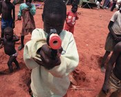 Ph. Luciano Nadalini | Bambini in un campo profughi nei pressi di Luanda, Angola, marzo 1999 Ph. Luciano Nadalini | Bambini in un campo profughi nei pressi di Luanda, Angola, marzo 1999