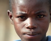 Ph. Luciano Nadalini | Bambino al campo profughi di Kuito, Angola, marzo 1999