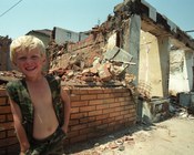 Ph. Luciano Nadalini | Bambino tra le macerie di Kosovska Mitrovica, Kosovo del Nord, luglio 1999