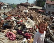 Ph. Luciano Nadalini | Bambina tra le macerie di Kosovska Mitrovica, Kosovo del Nord, luglio 1999 Ph. Luciano Nadalini | Bambina tra le macerie di Kosovska Mitrovica, Kosovo del Nord, luglio 1999