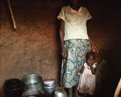 Ph. Luciano Nadalini | Condizioni abitative nel centro profughi di Kuito, Angola, marzo 1999