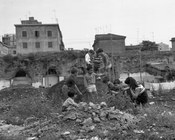 Ph. Rodrigo Pais | Bambini giocano tra i rifiuti tra le case abbarbicate all'acquedotto Alessandrino, Roma giugno 1966