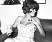 Claudia Cardinale, con abito di Irene Galitzine, alla conferenza stampa dopo il rientro da Madrid per il film I centurioni. Roma, 3.7.1965