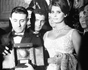 Giuseppe Saragat consegna a Sofia Loren, che indossa un cappellino di Cleo Romagnoli, il David di Donatello come miglior attrice protagonista per il film Matrimonio all’italiana. Roma, 5.4.1965