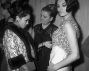 Ratna Sari Dewi, moglie del presidente indonesiano Sukaro, assieme a Zoe Fontana in atelier. Roma, 13.1.1966