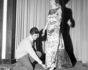 Valentino Garavani cura la posa dell’abito indossato da Miranda Martino. Roma, 25.3.1962
