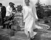 Virna Lisi, con abito da sposa di Mingolini-Gugenheim, il giorno delle nozze con Franco Pesci . Roma, 25.4.1960