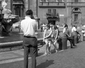 Foto ricordo alla Fontana dei fiumi in Piazza Navona. Roma, 1.8.1968