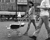 Giovane coppia con bambino neonato. Roma, 1.8.1968