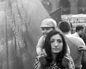 Madre e figlio al comizio del Partito Comunista Italiano a Piazza Esedra. Roma, 19.5.1971