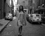 Ragazza con abitino e cappa di piume. Roma, 8.2.1968