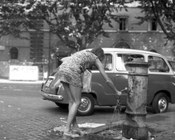 Ragazza alla fontanella. Roma, 1.8.1968