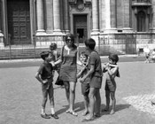 Ragazza in miniabito a Piazza Navona. Roma, 1.8.1968