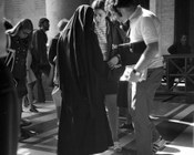 Un suora controlla l’abbigliamento all’ingresso della Basilica di San Pietro. Roma, 4.8.1971