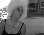 Daniela Rocca nella sua abitazione ritratta con collana di perle con fermezza gioiello posizionata sullo sterno. Roma, 7.4.1961